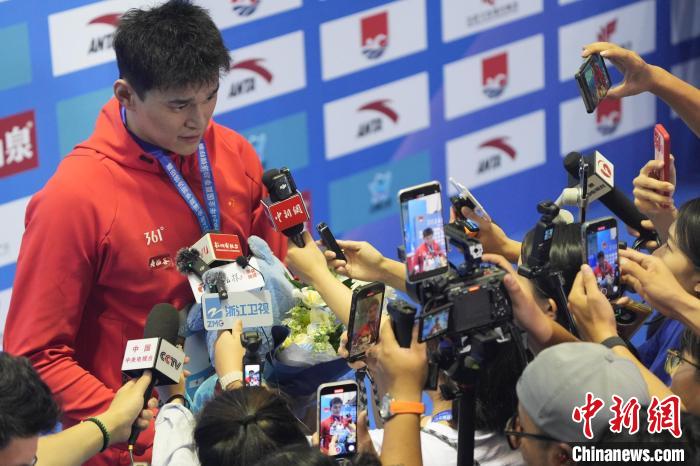 孙杨从漫长禁赛阴影中走出，重返赛场夺冠并宣