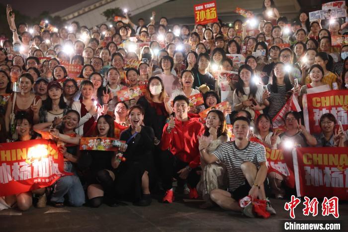 孙杨从漫长禁赛阴影中走出，重返赛场夺冠并宣