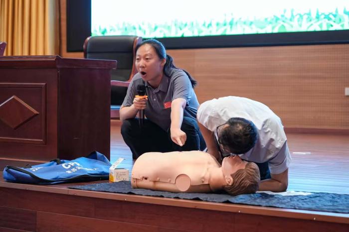 奥运冠军彭勃现身江西崇义防溺水宣讲活动