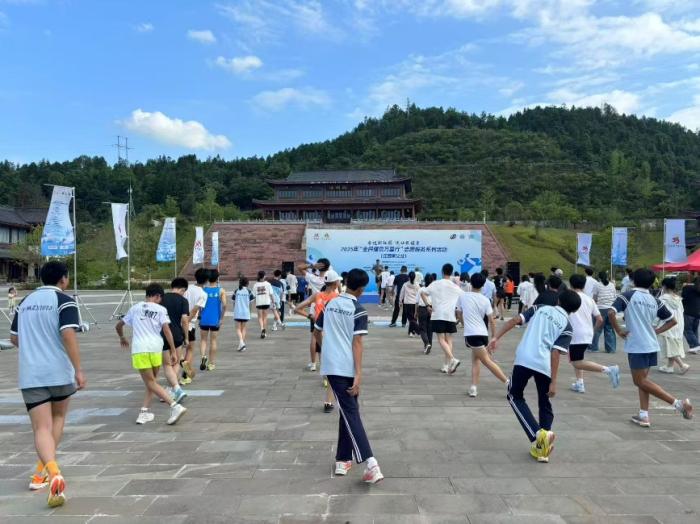 奥运冠军彭勃现身江西崇义防溺水宣讲活动