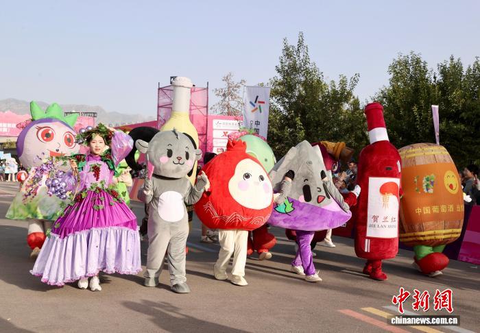 宁夏贺兰山半程马拉松融合葡萄酒文化跑者畅享