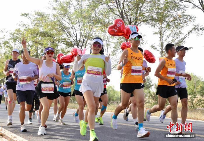 宁夏贺兰山半程马拉松融合葡萄酒文化跑者畅享