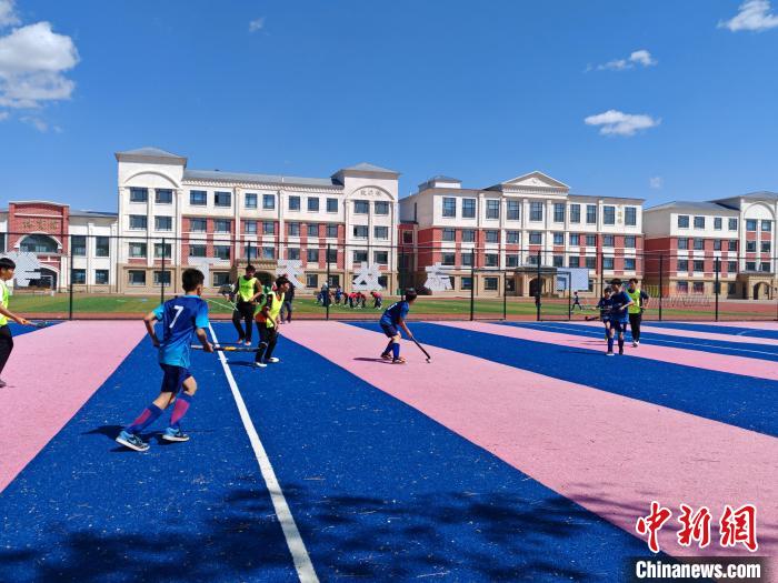 贝阔在莫旗草原为草原娃打开通往世界的曲棍球