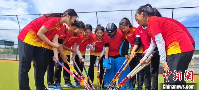 贝阔在莫旗草原为草原娃打开通往世界的曲棍球